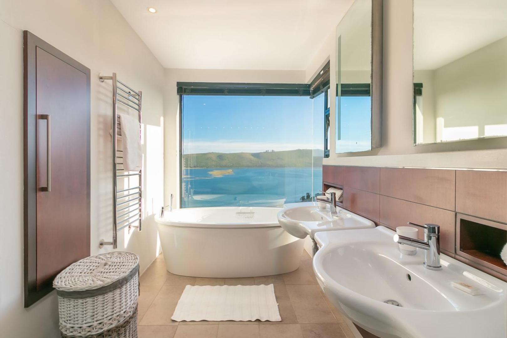 Dazzling View, - Stunning With Roof Deck & 360° Views *